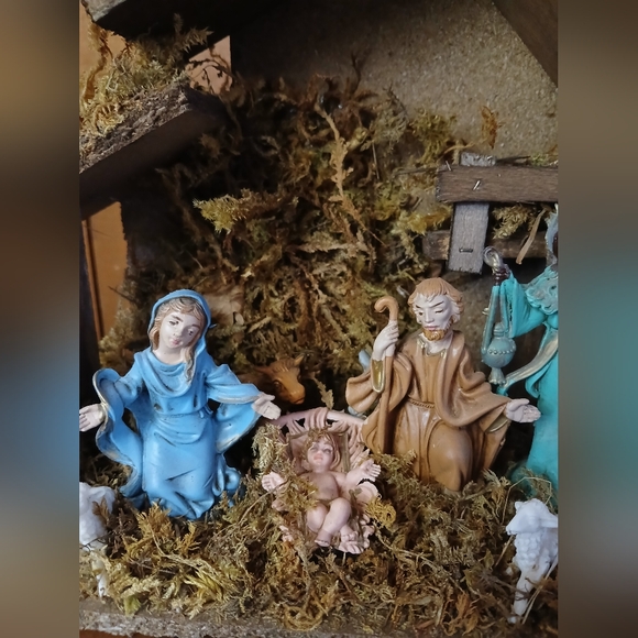 Vintage Italian Nativity Creche Manger Set - Picture 3 of 16